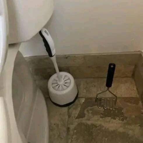 Lustige Tipps gegen peinliche Klobesuche komische Toiletten Bilder%20(1) Menschliche Marotten: Lustige Geschichten aus dem Leben Peinliche Klo-Erlebnisse und witzige Tipps für das stille Örtchen Badezimmer, Humorvolle Alltagsgeschichten, Öffentlichkeit, Tipps, Toilette | Die Kirche des heiligen Al Bundy 14. März 2024 14