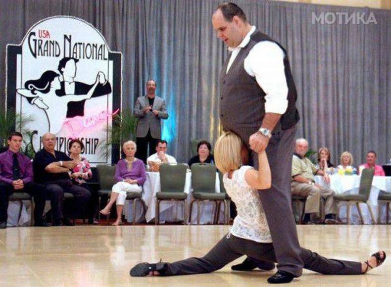 Ungeschickt Tanzen peinliche Dance Moves%20(2) Party-Time: Feste, Feiern und fröhlicher Wahnsinn Sind ungeschickte Tanzmomente der neueste Trend in der Szene? Komische Begebenheiten des Lebens, Lustige Menschen, Schadenfreude | Die Kirche des heiligen Al Bundy 21. Juli 2023 6