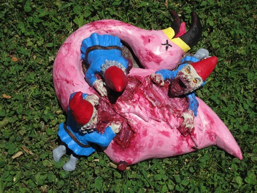 Humorvolle Gartenzwerge in albernen Posen%20(8) Lach dich schlapp: Lustige Bilder für den Spaßfaktor Die heimtückischen Streiche der Gartenzwerge und ihre nächtlichen Eskapaden Beschweren, Enthüllung, Garten, Lustige Bilder | Die Kirche des heiligen Al Bundy 3. Dezember 2023 4