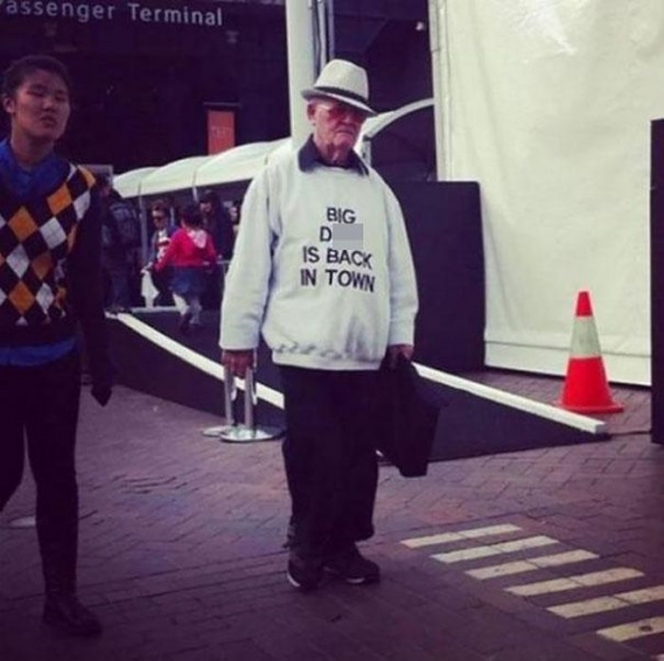 Cooler aelterer Mann mit provokantem Spruch auf T Shirt Männliche Marotten: Lustiges aus der Männerdomäne Cooler älterer Mann mit provokantem Spruch auf dem T-Shirt. Big D. ist back in Town