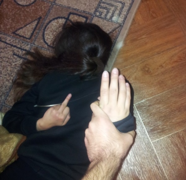 Beziehungsbilder zum lachen - Mann, Frau - Karategriff, Stinkefinger