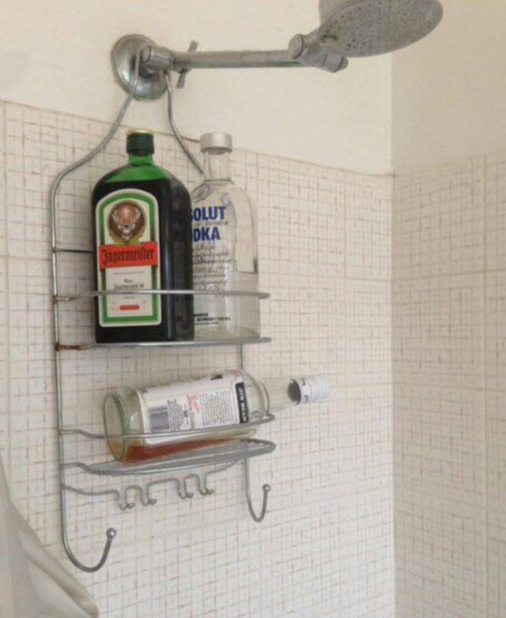 Es ist doch sowieso alles egal die Dusche eines Nihilisten Motivation mit einem Augenzwinkern: Lachen für die Seele Lachend ins Leere - Nihilismus als Lebensstil Alltag, Alltagsgott, Komische Begebenheiten des Lebens, Lustiges über das Leben | Die Kirche des heiligen Al Bundy 25. April 2023 9