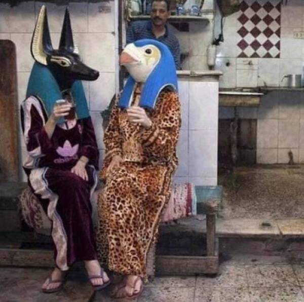 Sarkophag-Satire: Ein humorvoller Streifzug durch das alte Ägypten Komische Begebenheiten des Lebens, Vergangenheit, Wissen zum lachen | Die Kirche des heiligen Al Bundy 21. April 2023 13