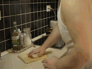 Echter Mann kocht wie ein Handwerker mit Kettensäge, Hammer und Rührgerät