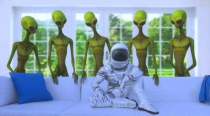Beziehungsstatus kompliziert Liebesleben mit Alien humorvolles zum lachen%20(7) Ehechaos und Beziehungsspaß - Amüsante Liebeserlebnisse Beziehungsstatus: „kompliziert“ – Mein Liebesleben mit einem Außerirdischen Beziehung, Humorvolle Alltagsgeschichten, Liebesleben, Lustige Menschen, Schwiegereltern | Die Kirche des heiligen Al Bundy 6. April 2024 9
