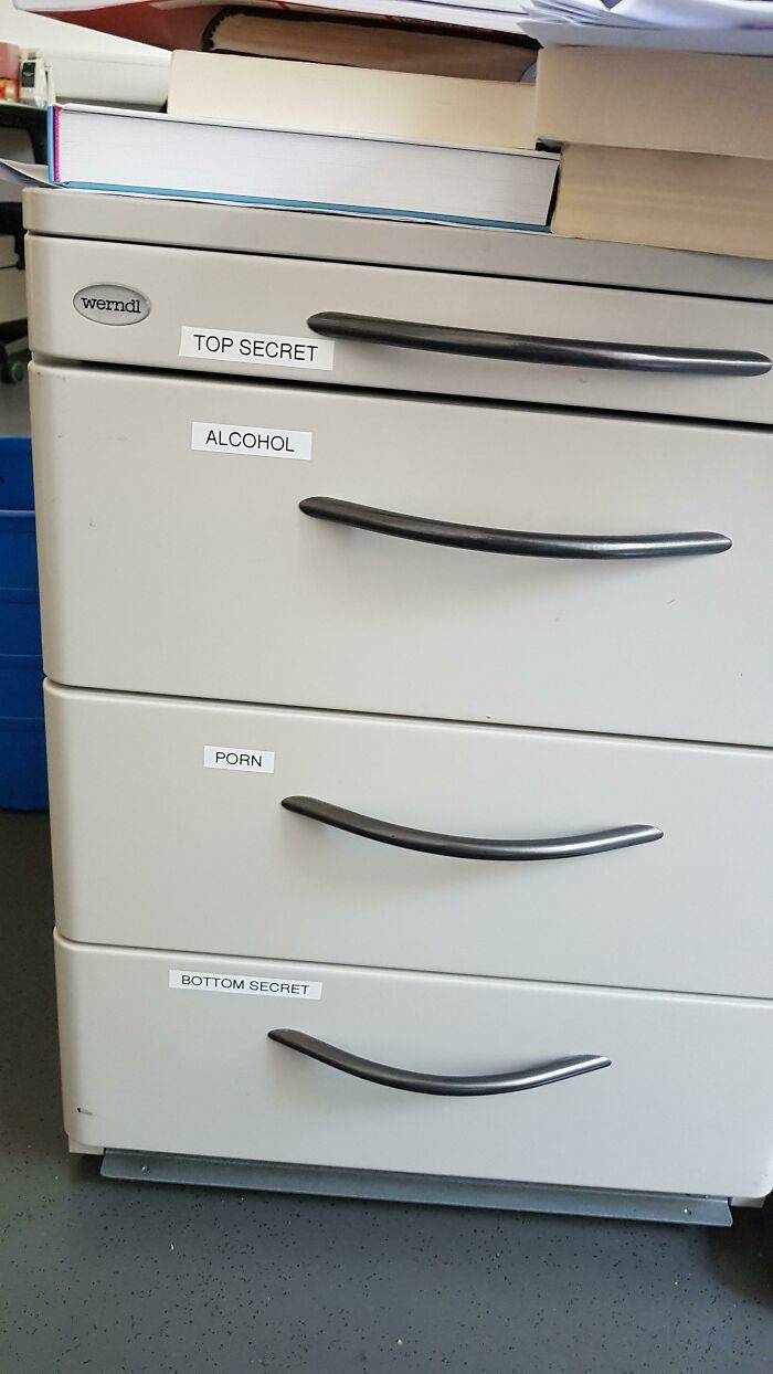 Witzig beschriftete Buero Schubladen eines echten Mannes Arbeitswahnsinn und Bürosatire Kleinkrieg Im Büro: Von Racheplänen Am Chef Und Der Gesprächvermeidung Mit Den Lästigen Kollegen Arbeit, Büro, Komische Begebenheiten des Lebens, Streit, Stress | Die Kirche des heiligen Al Bundy 16. April 2023 9