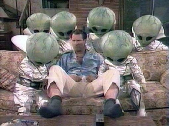 Al Bundy sitzt neben den Socken klauenden Aliens Al Bundy - Der humorvolle Held des Alltags Al Bundy eine schrecklich nette Familie, Komische Begebenheiten des Lebens, Spaß-Religion | Die Kirche des heiligen Al Bundy 11. Juli 2013 13
