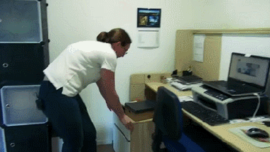 Tipps lustig wie man auf Arbeit ein Nickerchen macht ohne erwischt zu werden%20(2) Arbeitswahnsinn und Bürosatire Wie man ein Nickerchen hält, ohne dass der Chef es bemerkt Arbeit, Chef, Komische Begebenheiten des Lebens, Müdigkeit, Tipps | Die Kirche des heiligen Al Bundy 12. Mai 2023 1