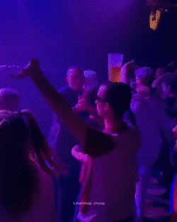 Sind ungeschickte Tanzmomente der neueste Trend in der Szene? Komische Begebenheiten des Lebens, Lustige Menschen, Schadenfreude | Die Kirche des heiligen Al Bundy 21. Juli 2023 10