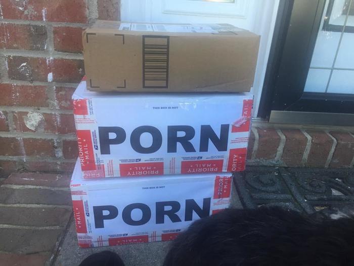 Paketzustellung witzige Spassbilder Paketbote%20(6) Freizeit mit Freude: Entspannung, pur Warten auf die Paketzustellung: Die leidige Komödie der Zustellzeiten Alltag, Arbeit, Humorvolle Alltagsgeschichten, Lustiges über das Leben | Die Kirche des heiligen Al Bundy 21. November 2023 10