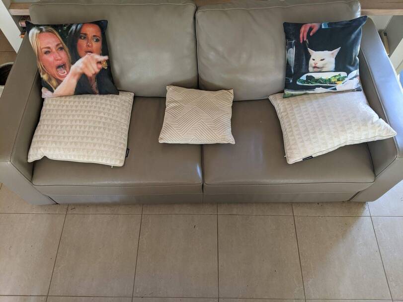 Comedy Blog Anziehungskraft vom bequemen Sofa lustig%20(6) Freizeit mit Freude: Entspannung, pur Warum hat mein Sofa eine größere Anziehungskraft als mein Partner? Beziehung, Humorvolle Alltagsgeschichten, Nachdenkliches, Sofa, Zuhause | Die Kirche des heiligen Al Bundy 29. Juni 2023 4