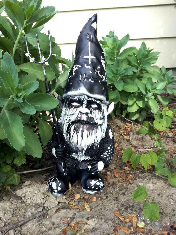 Humorvolle Gartenzwerge in albernen Posen%20(1) Lach dich schlapp: Lustige Bilder für den Spaßfaktor Die heimtückischen Streiche der Gartenzwerge und ihre nächtlichen Eskapaden Beschweren, Enthüllung, Garten, Lustige Bilder | Die Kirche des heiligen Al Bundy 3. Dezember 2023 1