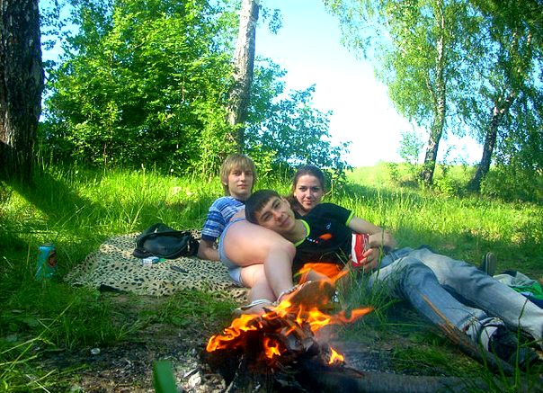 Skurrile Picknick Fotos zum lachen%20(9) Freizeit mit Freude: Entspannung, pur a group of people sitting on a blanket in the woods