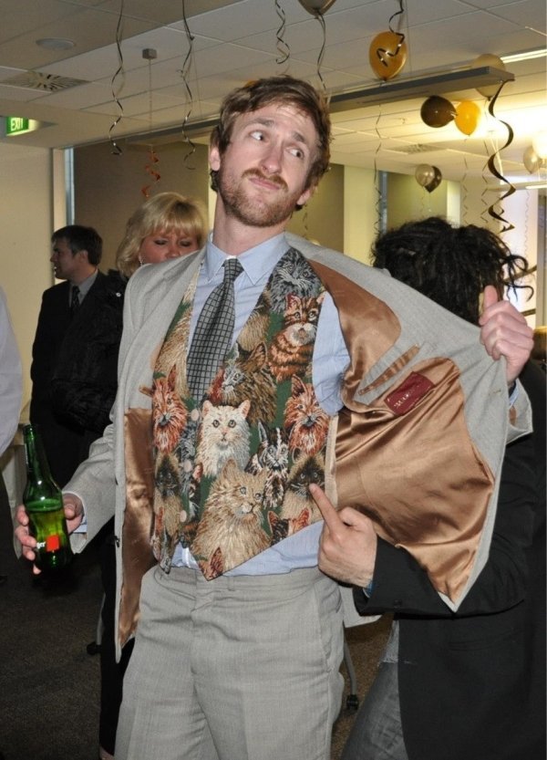 Ehemann Kleidungsstil ist furchtbar lustig %20(6) Männliche Marotten: Lustiges aus der Männerdomäne Warum gleicht der Kleiderschrank meines Ehemannes einer Zeitkapsel aus den 80ern? Ehemann, Fashion, Komische Begebenheiten des Lebens, Lustige Menschen, Vergangenheit | Die Kirche des heiligen Al Bundy 29. Mai 2023 2