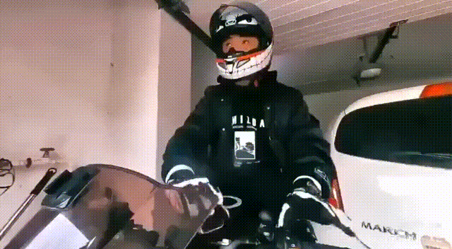 Midlife-Crisis auf zwei Rädern: Der Alltag eines Motorrad-Neulings Freizeit, Humorvolle Alltagsgeschichten, Lustiges über das Leben, Midlife-Crisis | Die Kirche des heiligen Al Bundy 3. Januar 2024 1