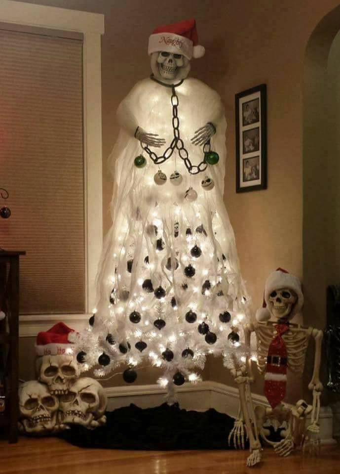 Komischer Weihnachtsbaum%20(2) Party-Time: Feste, Feiern und fröhlicher Wahnsinn Weihnachten 2023: Schwarzer Humor Tipps für ein chaotisches Fest Feiertag, Komische Begebenheiten des Lebens, Weihnachten | Die Kirche des heiligen Al Bundy 10. Dezember 2023 15