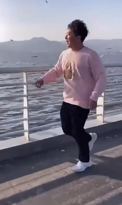 Peinliche Situation - Möwe kleckst auf Person an der Strandpromenade