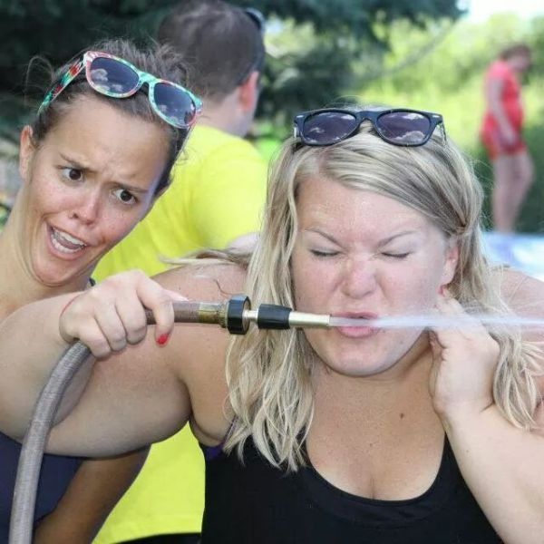 Zwei komische Frauen trinken aus Gartenschlauch im Fruehling Lustiges über Umwelt, Wetter & Jahreszeitenhumor Der Frühling ist da - und die Schwiegermutter im String-Bikini auch! Frühling, Komische Begebenheiten des Lebens, Natur, Schwiegereltern | Die Kirche des heiligen Al Bundy 28. April 2023 1