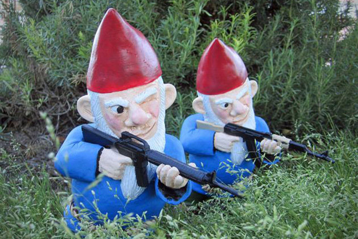 Humorvolle Gartenzwerge in albernen Posen%20(10) Lach dich schlapp: Lustige Bilder für den Spaßfaktor Die heimtückischen Streiche der Gartenzwerge und ihre nächtlichen Eskapaden Beschweren, Enthüllung, Garten, Lustige Bilder | Die Kirche des heiligen Al Bundy 3. Dezember 2023 8