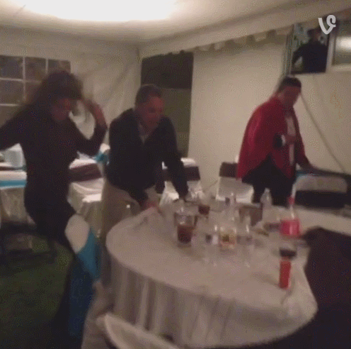 Lustige Bilder Familienfeier %20(6) Party-Time: Feste, Feiern und fröhlicher Wahnsinn Ein Leitfaden zum Überleben von Familienfeiern Familie, Humorvolle Alltagsgeschichten, Party, Verwandschaft | Die Kirche des heiligen Al Bundy 17. Mai 2023 12