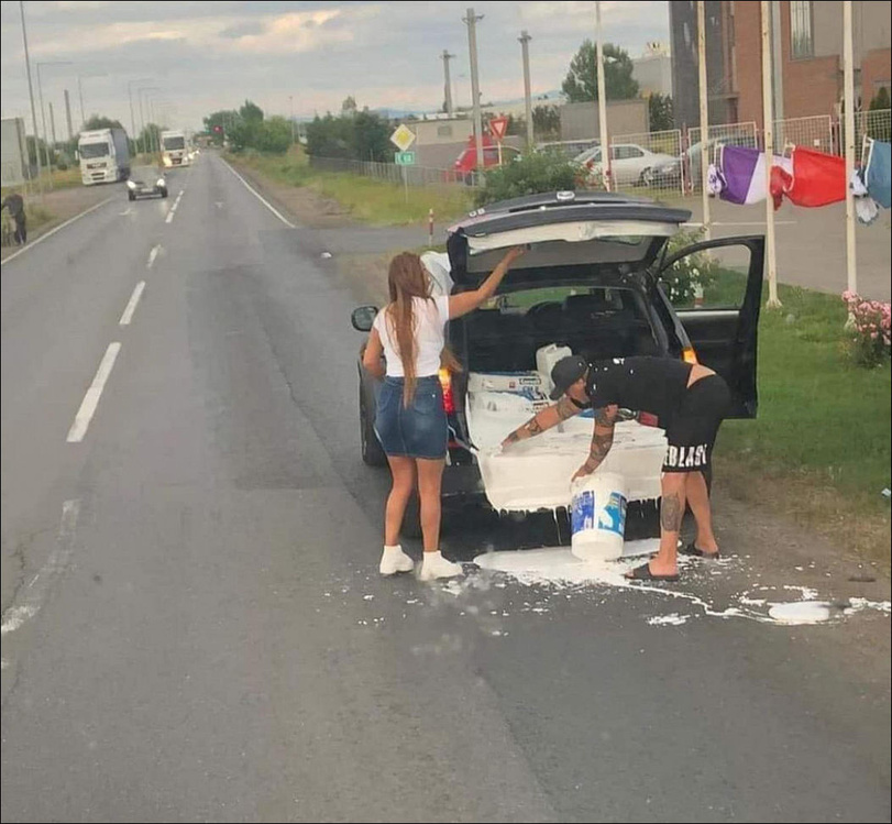 Lustige Bilder Familienauto im Einsatz%20(8) Komische Familienabenteuer und schräge Verwandtschaft Das Familienauto: Zweites Zuhause oder Mülldeponien auf Rädern? Auto, Familie, Komische Begebenheiten des Lebens | Die Kirche des heiligen Al Bundy 28. Mai 2023 7