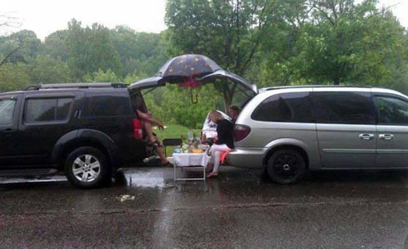 Skurrile Picknick Fotos zum lachen%20(7) Freizeit mit Freude: Entspannung, pur Warum ich Picknicks hasse und trotzdem jedes Jahr eins plane Familie, Freizeit, Humorvolle Alltagsgeschichten, Natur, Öffentlichkeit | Die Kirche des heiligen Al Bundy 1. August 2024 7