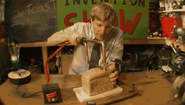 DIY Erfindung lustig Brot schneiden und Toasten gleichzeitig Heitere Haushaltsmomente mit einem Augenzwinkern Die witzigsten DIY-Fails: Wenn Heimwerken zum Comedy-Event wird Dumm, Haushalt, Heimwerker, Komische Begebenheiten des Lebens | Die Kirche des heiligen Al Bundy 27. April 2023 4
