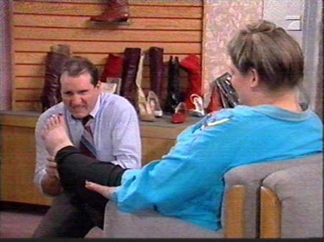 Al Bundy als Schuhverkaeufer in seinem Laden Al Bundy - Der humorvolle Held des Alltags Al Bundy eine schrecklich nette Familie, Komische Begebenheiten des Lebens, Spaß-Religion | Die Kirche des heiligen Al Bundy 11. Juli 2013 6