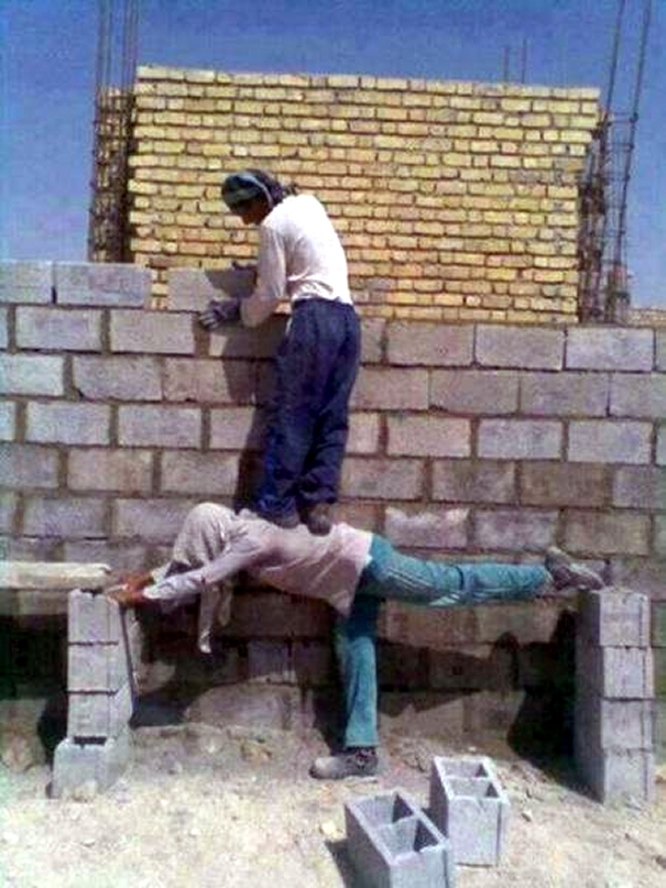 Arbeiten auf einer Baustelle - Der surreale Zirkus des Bauspektakels Arbeit, Lustige Menschen, Lustiges | Die Kirche des heiligen Al Bundy 14. April 2023 5