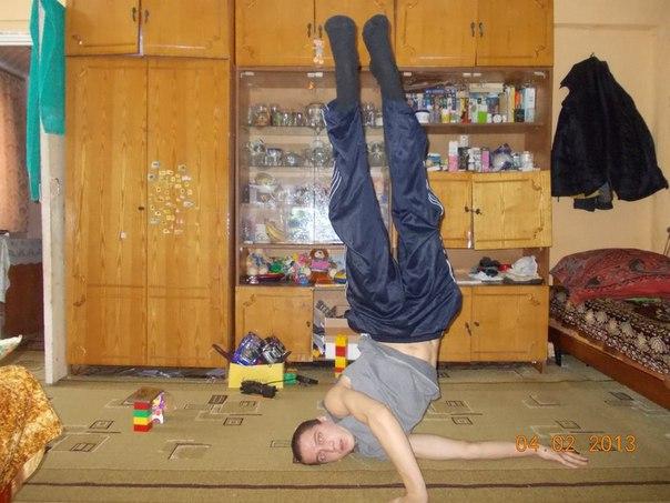 Betrunkener Typ ist in lustiger Position eingeschlafen Hopfen und Humor: Die Welt des Biers Hopfen und Malz, Gott erhalt's - Die spirituelle Reise ins Bier-Yoga-Land Alkohol, Bier, Komische Begebenheiten des Lebens, Lustige Bilder, Lustiges, Sport | Die Kirche des heiligen Al Bundy 2. Mai 2023 2