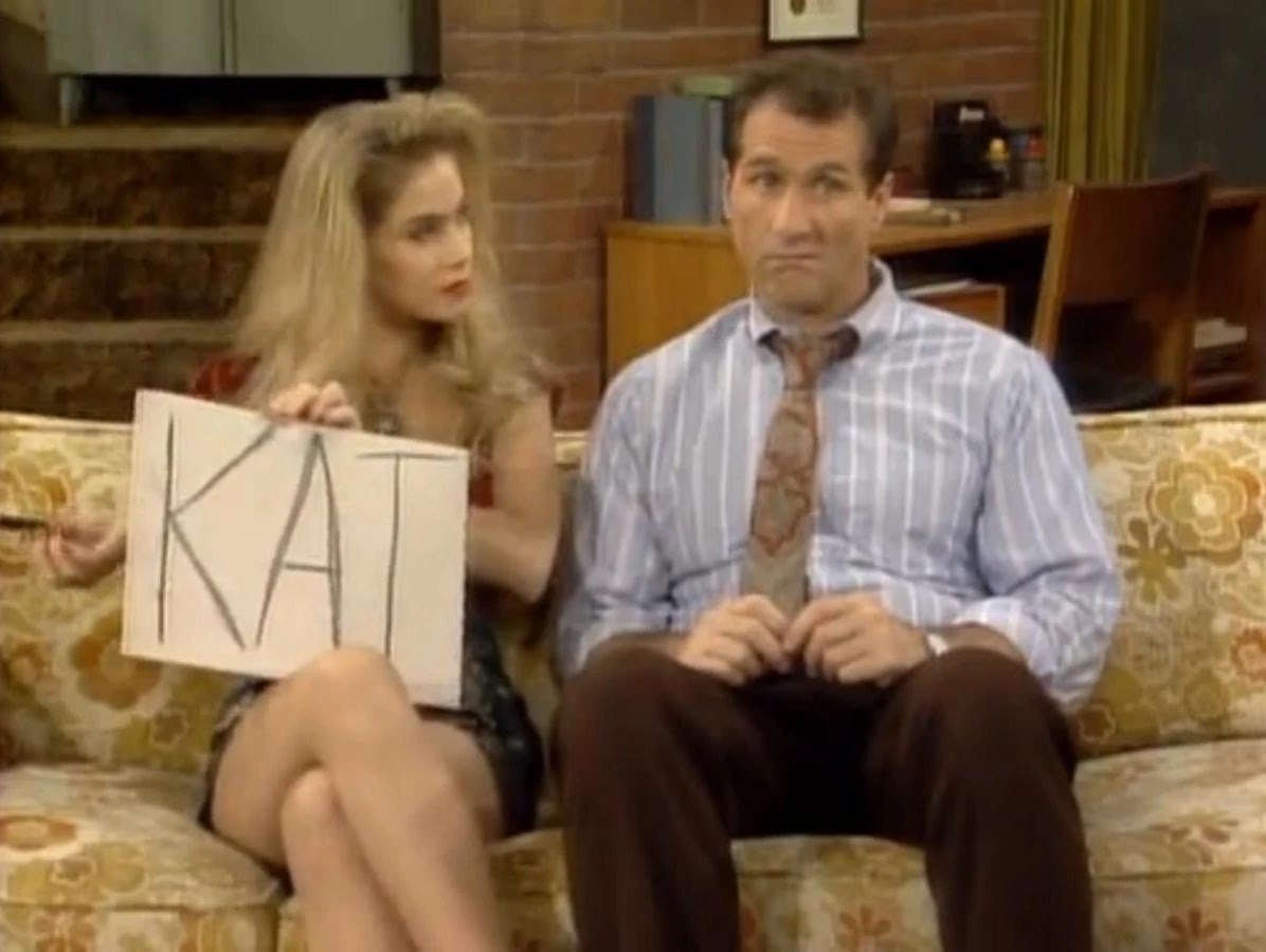 Kelly Bundy mit Al versucht Katze zu schreiben Al Bundy - Der humorvolle Held des Alltags Kelly Bundy - Das Genie, das niemand kommen sah eine schrecklich nette Familie, Komische Begebenheiten des Lebens | Die Kirche des heiligen Al Bundy 15. April 2023 11
