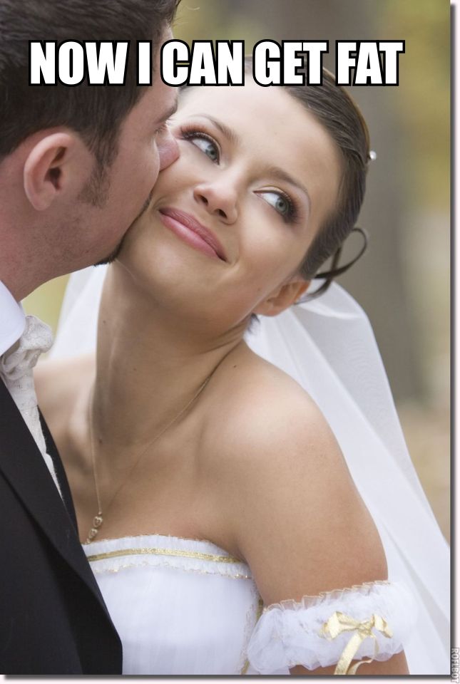 Ehefrau am Hochzeitstag darf nun Dick werden. Wangenkuss mit Lächeln und lustigem Spruch.