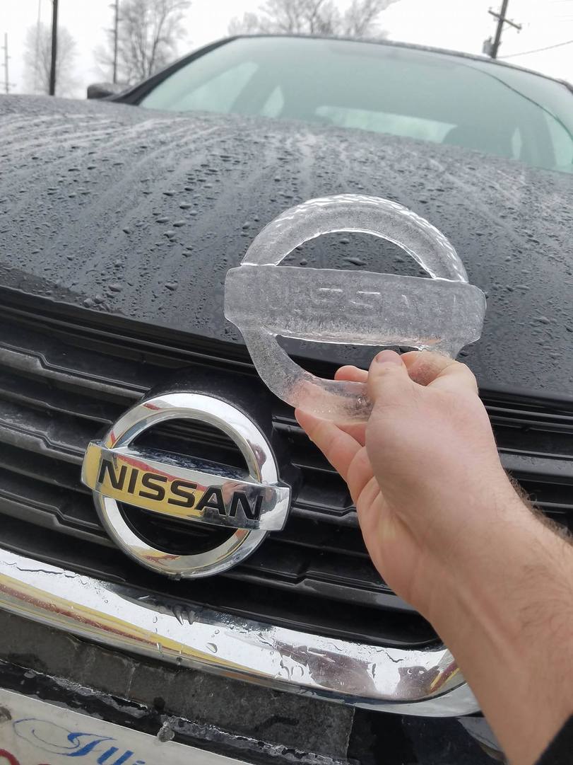 Nissan Symbol im Winter Wissenswertes mit Witz und Humor Typisch Auto, typisch Du! Automarkenklischees im Check Auto, Halbwahrheit, Komische Begebenheiten des Lebens, Öffentlichkeit | Die Kirche des heiligen Al Bundy 24. August 2024 23