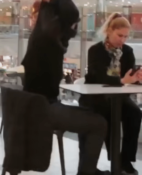 Date läuft schief. Perücke rutscht runter. Peinliches Date für Glatzkopf mit Perücke.