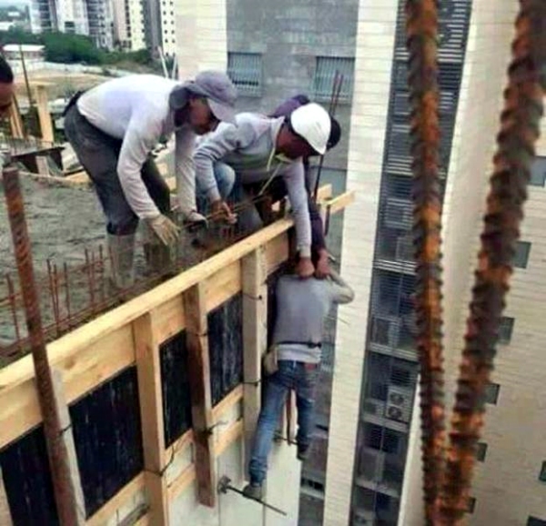 Arbeiten auf einer Baustelle - Der surreale Zirkus des Bauspektakels Arbeit, Lustige Menschen, Lustiges | Die Kirche des heiligen Al Bundy 14. April 2023 7