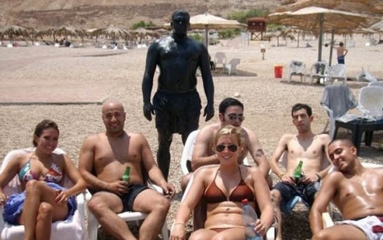 Komische Frauen mit zu viel Br%C3%A4unungscreme%20(4) Frauenhumor: Lachflash mit weiblichem Twist Was passiert, wenn man sich in Bräunungscreme badet? Ein Tag im Leben einer wandelnden Möhre Frau, Komische Begebenheiten des Lebens, Styling, Wissen zum lachen | Die Kirche des heiligen Al Bundy 4. August 2023 7