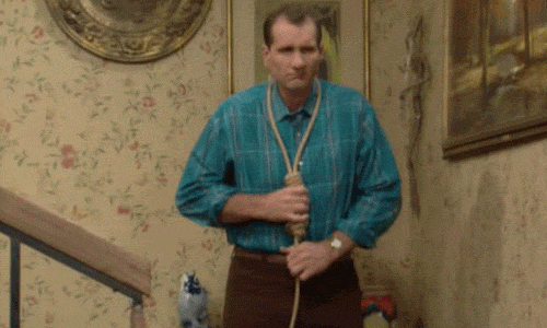 Auftritt mit Schlinge um den Hals kommt Al Bundy die Trepp runter Al Bundy - Der humorvolle Held des Alltags Al Bundy - Der unerwartete Alltagsgott unserer Zeit eine schrecklich nette Familie, Komische Begebenheiten des Lebens, Was würde Al Bundy tun? | Die Kirche des heiligen Al Bundy 17. April 2023 6