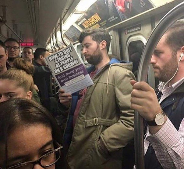 Sarkastisches Buch lesen in voller UBahn Motivation mit einem Augenzwinkern: Lachen für die Seele Wie nutze ich Sarkasmus und Ironie, um allen auf den Keks zu gehen Humorvolle Alltagsgeschichten, Lustige Menschen, Tipps | Die Kirche des heiligen Al Bundy 15. Oktober 2023 2