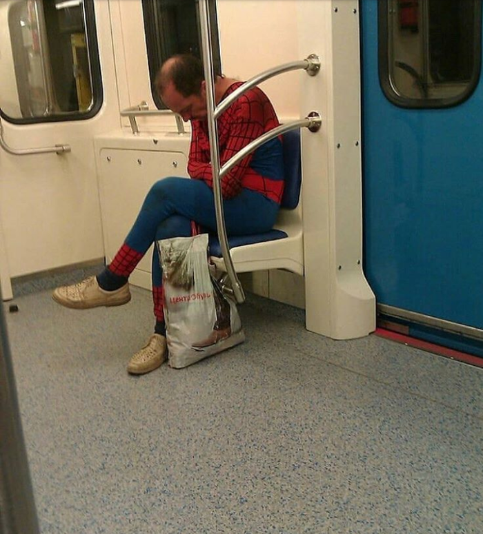 Wenn Spiderman muede mit dem Bus nach Hause faehrt Arbeitswahnsinn und Bürosatire Pendeln in der Hölle: Ein skurriler Einblick in den öffentlichen Nahverkehr Arbeit, Ausflug, Beschweren, Komische Begebenheiten des Lebens, Öffentlichkeit, Schlechte Laune | Die Kirche des heiligen Al Bundy 19. April 2023 15