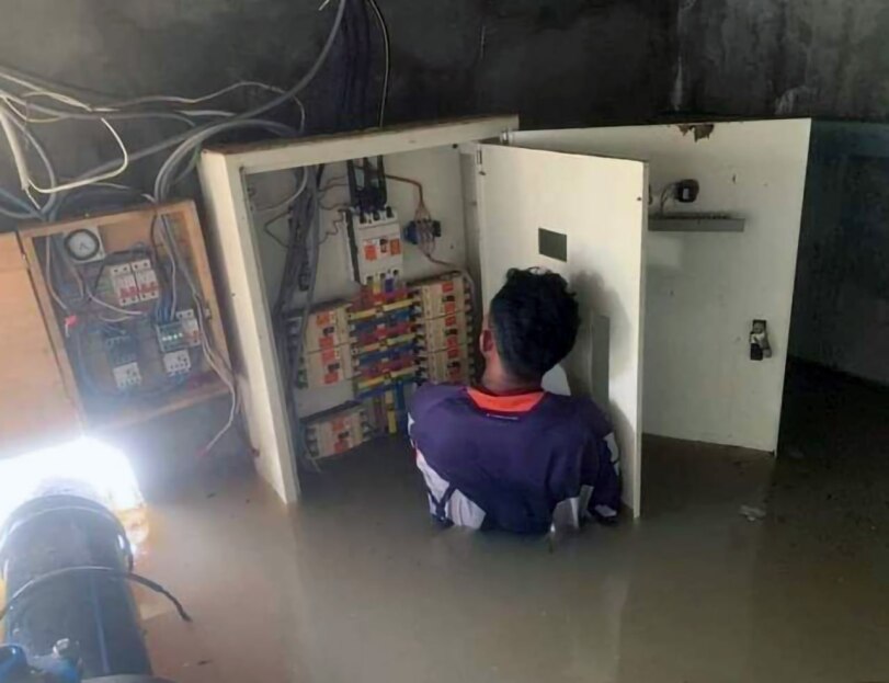 Elektriker am Werk - Ein flammendes Plädoyer für knisternde Pannen Arbeit, Handwerker, Komische Begebenheiten des Lebens | Die Kirche des heiligen Al Bundy 30. September 2023 8