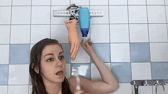 Die tägliche Dusche mit Witz meistern, ohne die Familie zu terrorisieren Alltag, Am Morgen, Humorvolle Alltagsgeschichten, Hygiene | Die Kirche des heiligen Al Bundy 6. Dezember 2023 1