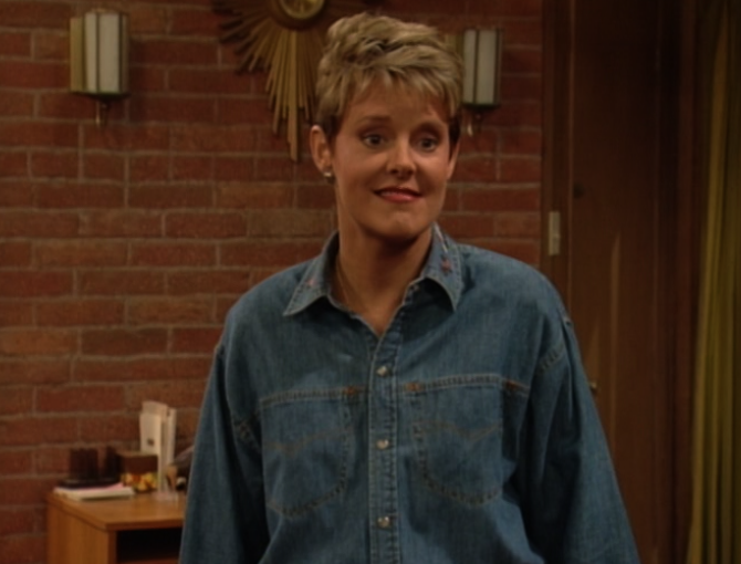 Marcy Darcy mit kurzen Haaren im Haus der Bundys Eine schrecklich nette Familie Marcy D'Arcy (Rhoades) | Die Kirche des heiligen Al Bundy 14. Januar 2024 2